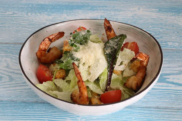 Салат Креветками Помідорами Сиром Соусом Салатом Caesar Salad — стокове фото