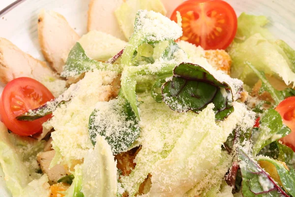 Salada Com Frango Tomate Queijo Molho Alface Salada Caesar — Fotografia de Stock