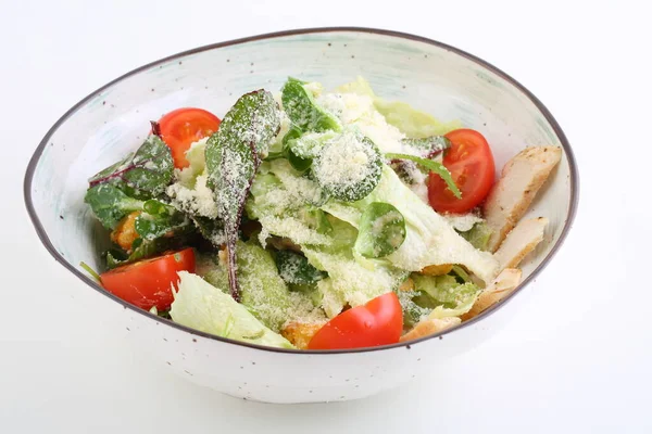 Salada Caesar Com Frango Salada Caesar Fundo Branco — Fotografia de Stock