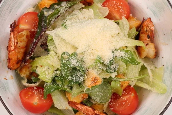 Salada Com Camarão Tomate Queijo Molho Alface Salada Caesar — Fotografia de Stock