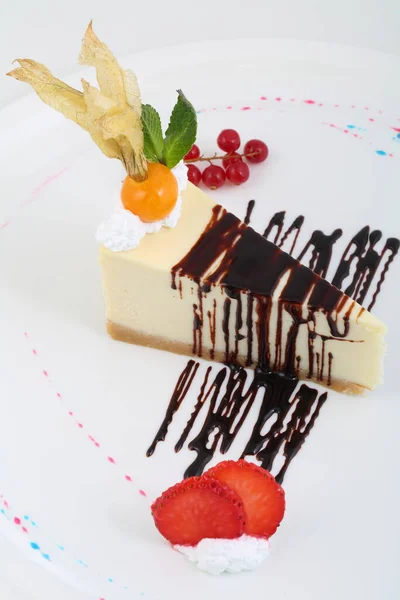 Cheesecake Φράουλες Φραγκοστάφυλα Και Physalis Λευκό Φόντο — Φωτογραφία Αρχείου
