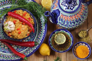Limonlu pilav ve çay. Çayla Özbek pilavı