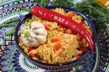 Sarımsak ve biberli pilav. Zerdeçal Özbek pilavı