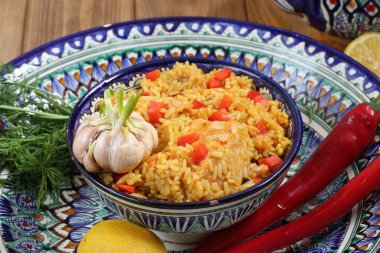 Ahşap arka planda etli ve sebzeli pirinç.