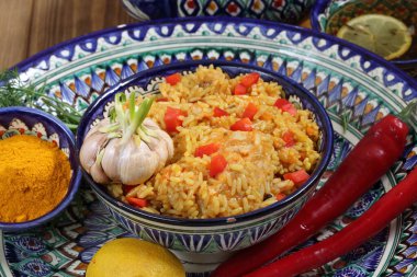 Ahşap arka planda etli ve sebzeli pirinç.