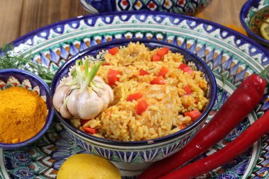 Sarımsak ve biberli pilav. Zerdeçal Özbek pilavı