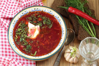 Ekşi kremalı borç, sarımsak ve ahşap bir masada acı biber.