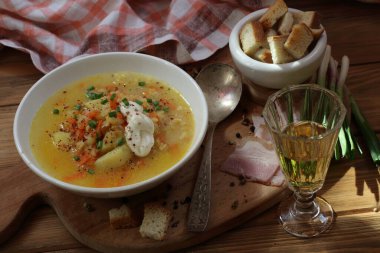 Biber ve ekmek kırıntılarıyla bezelye çorbası