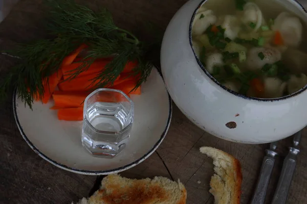 Sopa Com Bolinhos Massa Vodka Uma Mesa Madeira — Fotografia de Stock
