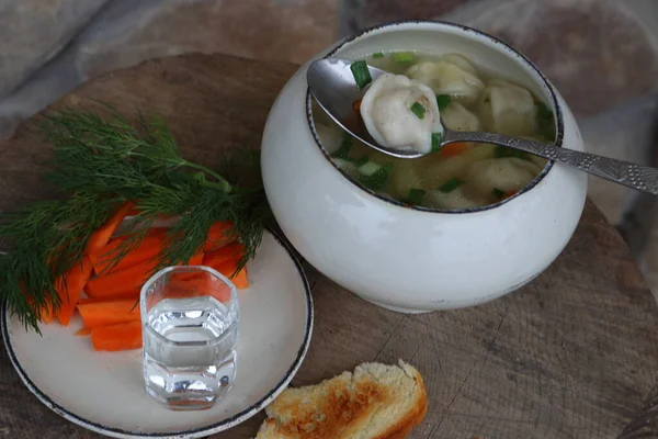 Soupe Aux Boulettes Vodka Sur Une Table Bois — Photo