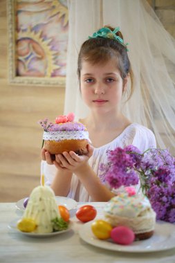 Paskalya pastası tutan kız. Paskalya
