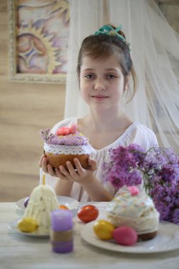 Paskalya pastası tutan kız. Paskalya