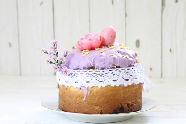 Ciasto Wielkanocne Polewie Cukrowej Kolorowe Jaja — Zdjęcie stockowe
