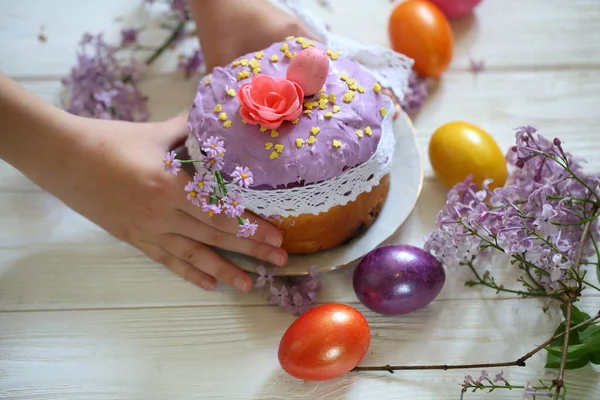 Las Manos Los Niños Sostienen Pastel Pascua Glaseado — Foto de Stock