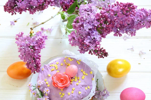 Ciasto Wielkanocne Kolorowe Jajka Bukiet Bzu — Zdjęcie stockowe