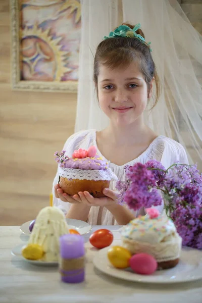 Menina Segurando Bolo Páscoa Páscoa — Fotografia de Stock