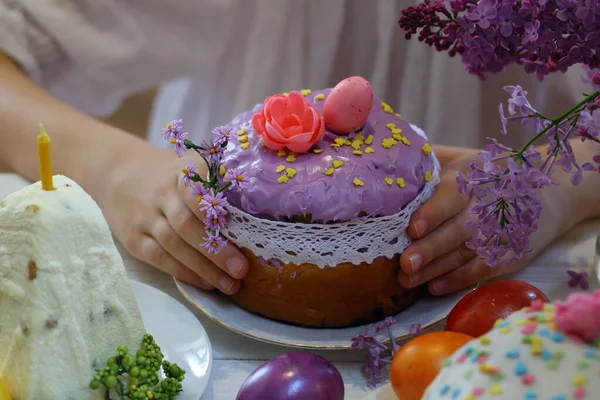 Kinderhände Halten Osterkuchen Zuckerguss — Stockfoto