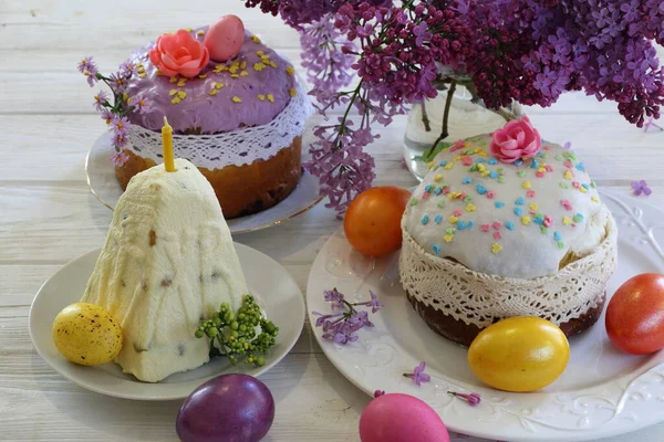 イースターケーキ イースターケーキ 色の卵とライラック — ストック写真