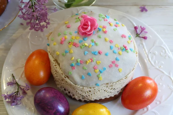Easter Cake Sugar Glaze Colored Eggs — Stock Photo, Image