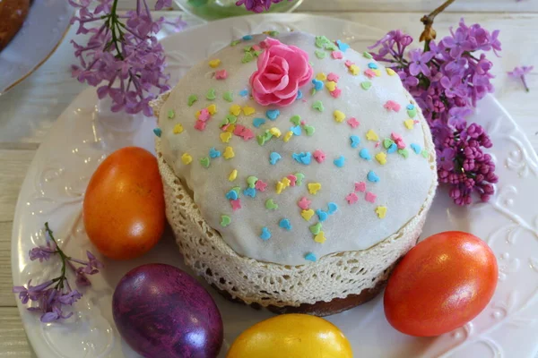 Пасхальный Торт Пасхальный Торт Цветные Яйца Сирень — стоковое фото