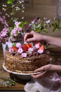 Çilekli çikolatalı pasta, kiraz ve çay.