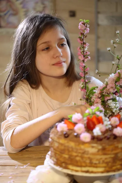 Menina Mesa Festiva Com Belo Bolo Frutas — Fotografia de Stock