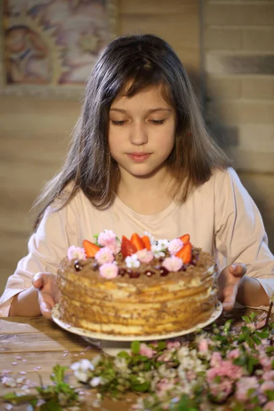 Mädchen Der Festtafel Mit Einem Schönen Obstkuchen — Stockfoto