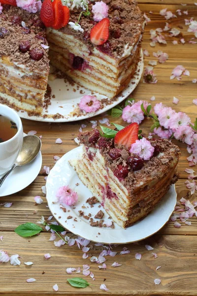 Stillleben Mit Schokoladenkuchen Mit Erdbeeren — Stockfoto