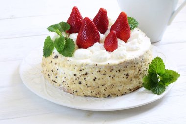 Kremalı ve çilekli kek.