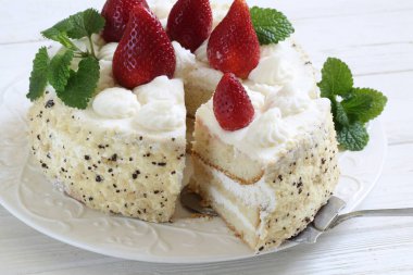 Kremalı ve çilekli kek.