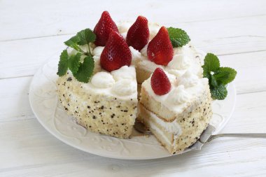 Kremalı ve çilekli kek.