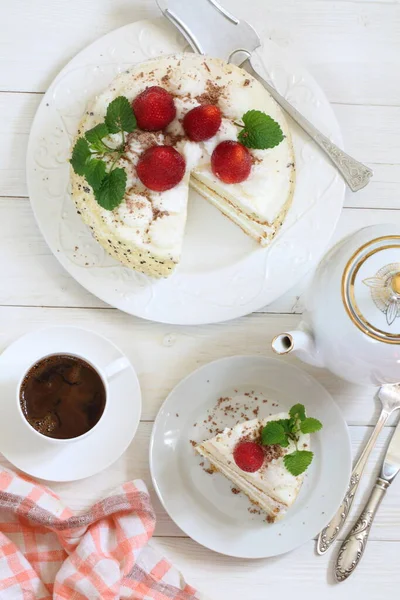 Kaffee Mit Kuchen Biskuit Mit Sahne Und Erdbeeren — Stockfoto