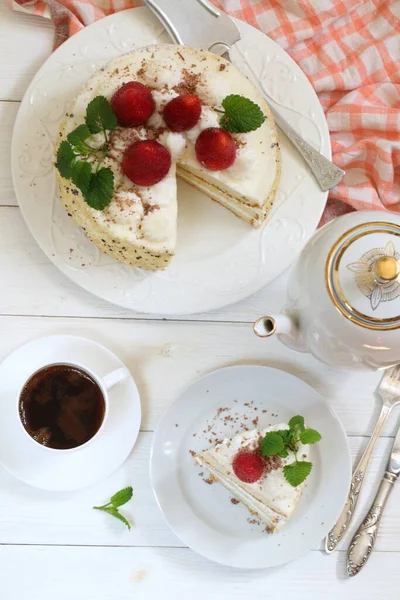 Pasta Bizcocho Con Crema Fresas Café Taza — Foto de Stock