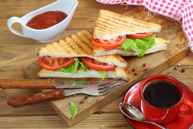 Beyaz arka planda peynirli, domatesli ve jambonlu sandviç.