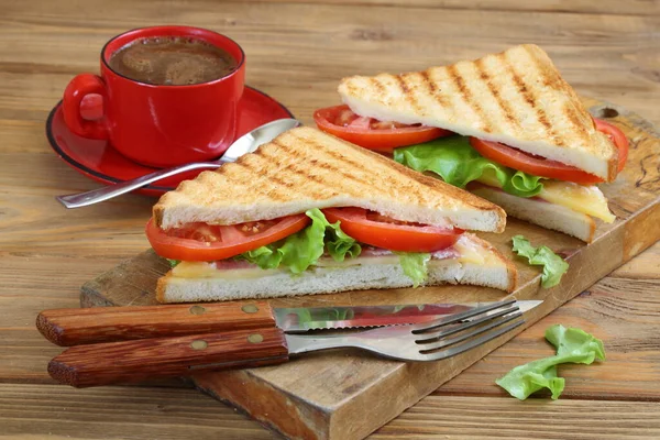 Sandwich Con Formaggio Pomodoro Prosciutto Fondo Bianco — Foto Stock