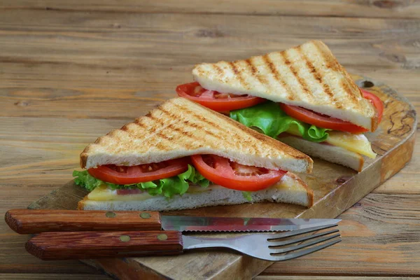 Sanduíche Com Queijo Tomate Presunto Sobre Fundo Branco — Fotografia de Stock