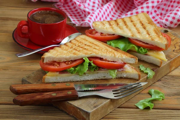 白い背景にチーズ トマト ハムのサンドイッチ — ストック写真