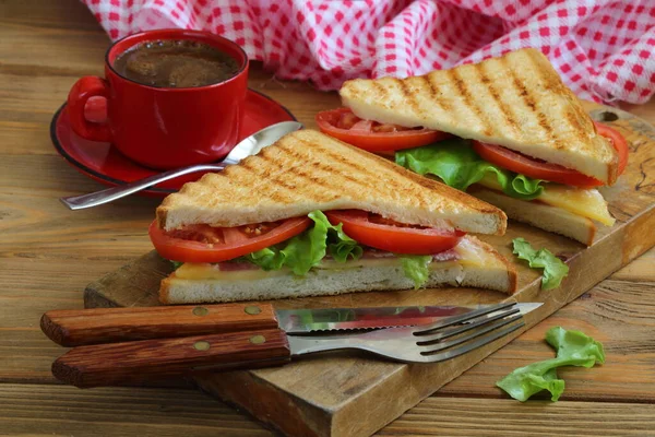 Sanduíche Com Queijo Tomate Presunto Sobre Fundo Branco — Fotografia de Stock