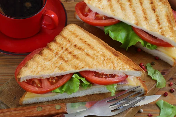 Sandwich Con Formaggio Pomodoro Prosciutto Fondo Bianco — Foto Stock