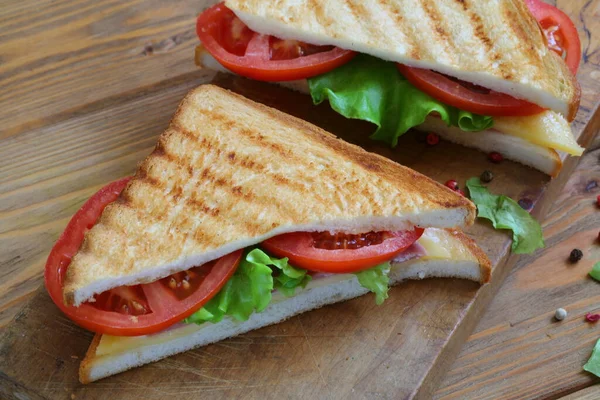 Sanduíche Com Queijo Tomate Presunto Sobre Fundo Branco — Fotografia de Stock