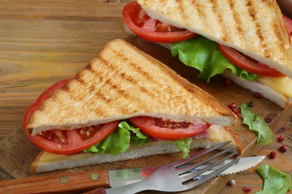 Sandwich Con Queso Tomate Jamón Sobre Fondo Blanco — Foto de Stock