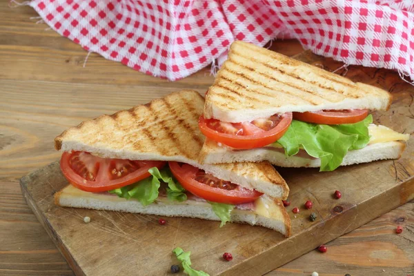 夹杂着奶酪 西红柿和火腿的三明治 背景是白色的 — 图库照片
