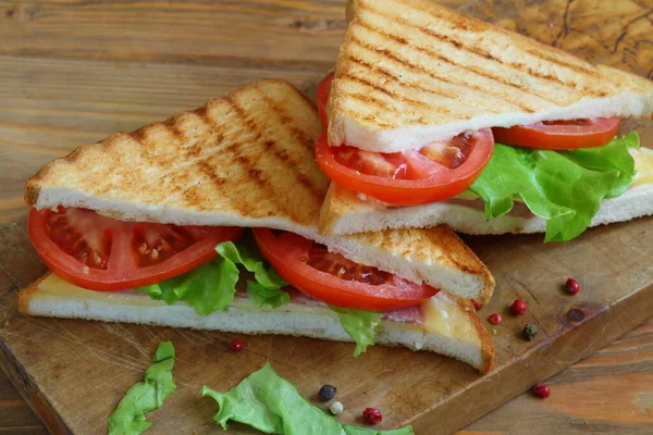 Sanduíche Com Queijo Tomate Presunto Sobre Fundo Branco — Fotografia de Stock