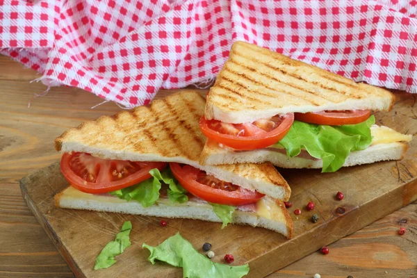 Sanduíche Com Queijo Tomate Presunto Sobre Fundo Branco — Fotografia de Stock