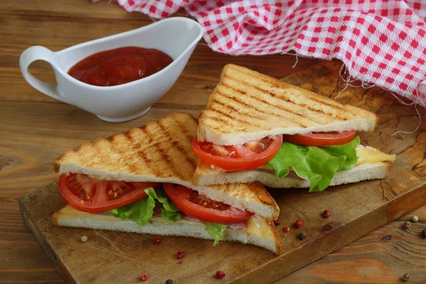 Smörgås Med Ost Tomat Och Skinka Vit Bakgrund — Stockfoto