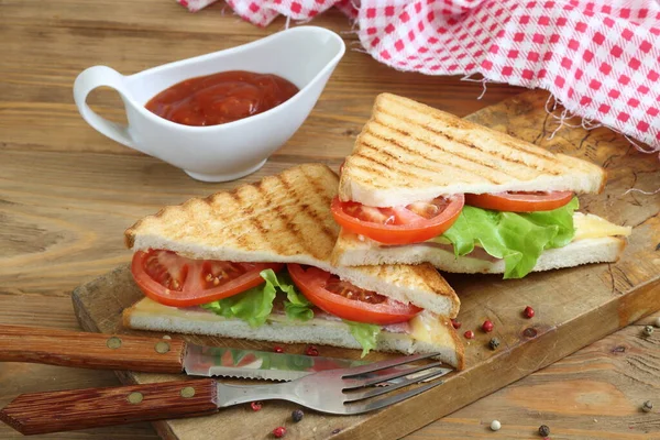 Sandwich Con Queso Tomate Jamón Sobre Fondo Blanco — Foto de Stock