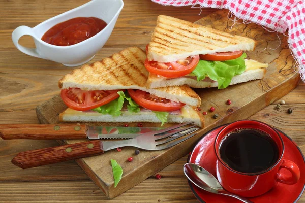 Sandwich Mit Käse Tomate Und Schinken Auf Weißem Hintergrund — Stockfoto