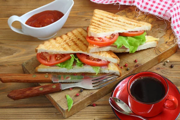 Sandwich Fromage Tomate Jambon Sur Fond Blanc — Photo