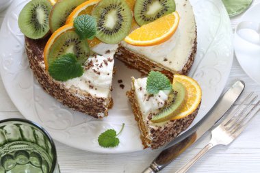 Kivi ve Turuncu Meyveli Kek