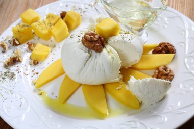 Mangolu peynir, ceviz ve bal